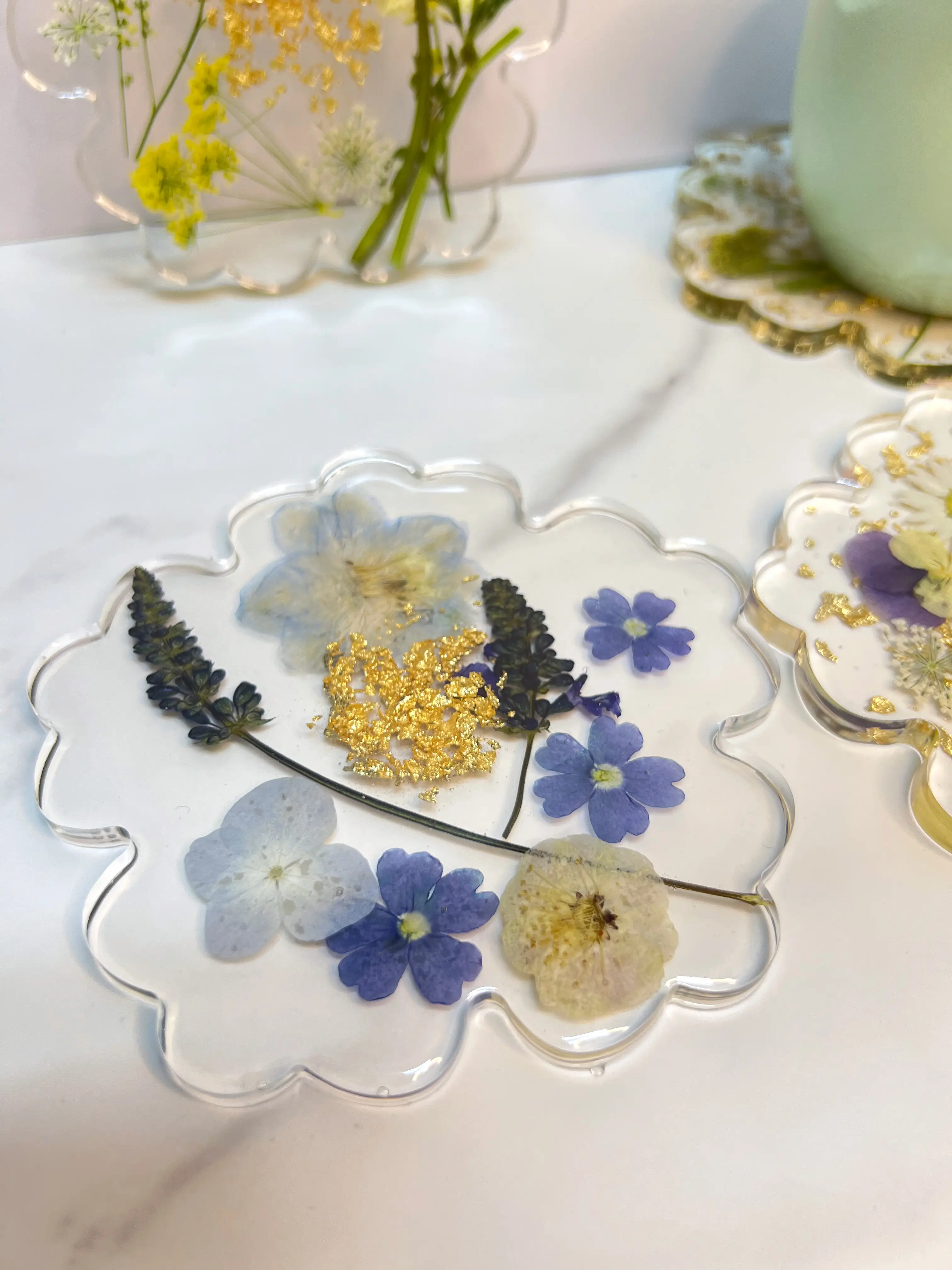 Real pressed flowers preserved in resin by Jeostyle